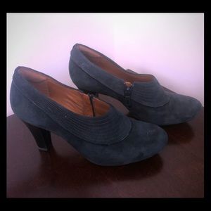 Clark’s Artisan Navy Blue Pumps